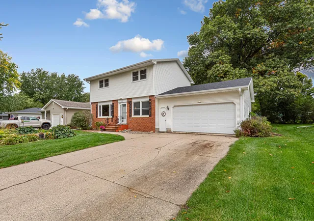Photo 3 of Single family home for sale at 1100 Mitchell Dr, Faribault, MN 55021 | MLS# 7144771 | Listing updated on 2026-10-03
