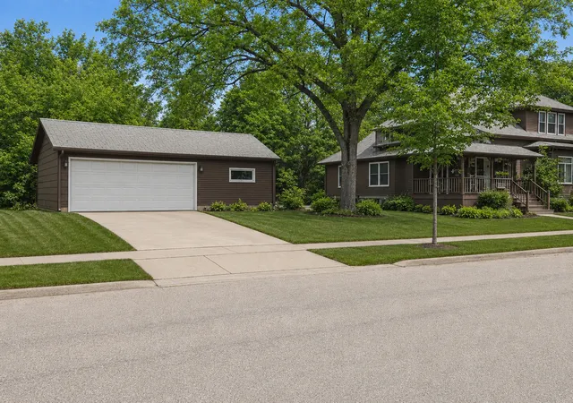 Photo 2 of Single family home for sale at 824 4th Street Se, Willmar, MN 56201 | MLS# 7144819 | Listing updated on 2026-09-16