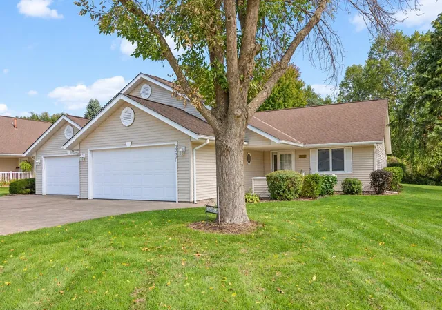 Photo 1 of Single family home for sale at 3253 Riverwood Dr, Hastings, MN 55033 | MLS# 7144886 | Listing updated on 2026-10-08