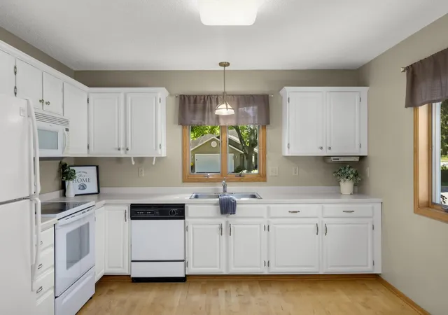 Photo 2 of Single family home for sale at 3253 Riverwood Dr, Hastings, MN 55033 | MLS# 7144886 | Listing updated on 2026-10-08