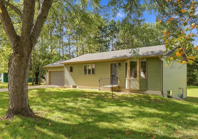 Photo 2 of Single family home for sale at 2015 Highview Dr, Sauk Rapids, MN 56379 | MLS# 7144942 | Listing updated on 2026-10-06