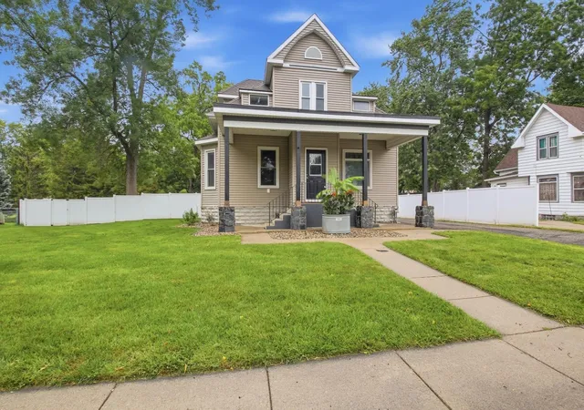 Photo 3 of Single family home for sale at 718 6th Street Sw, Willmar, MN 56201 | MLS# 7145017 | Listing updated on 2026-10-02