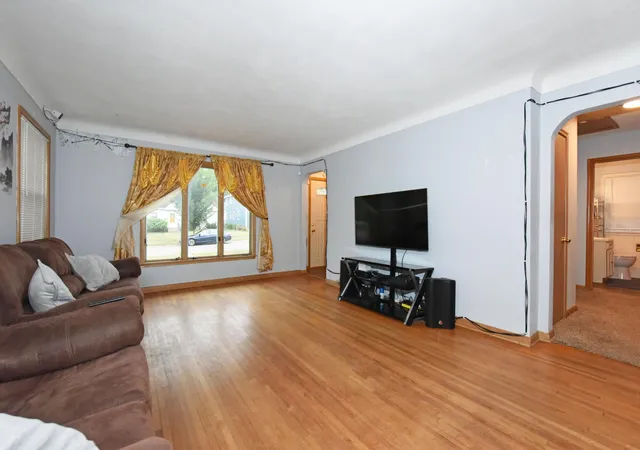 Photo 4 of Single family home for sale at 729 Rose Ave E, Saint Paul, MN 55106 | MLS# 7145143 | Listing updated on 2026-09-20