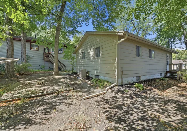 Photo 3 of Single family home for sale at 5013 Shoreline Dr, Mound, MN 55364 | MLS# 7145149 | Listing updated on 2026-09-28