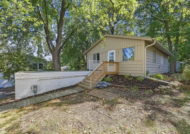 Photo 3 of Single family home for sale at 5013 Shoreline Dr, Mound, MN 55364 | MLS# 7145149 | Listing updated on 2026-09-28