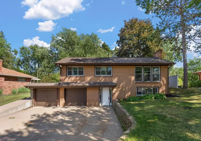 Photo 3 of Single family home for sale at 2624 Bittersweet Ln, Saint Paul, MN 55109 | MLS# 7145286 | Listing updated on 2026-09-19
