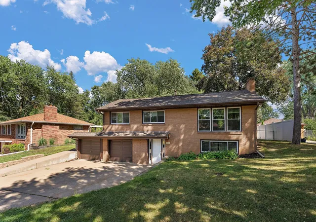 Photo 3 of Single family home for sale at 2624 Bittersweet Ln, Saint Paul, MN 55109 | MLS# 7145286 | Listing updated on 2026-09-19