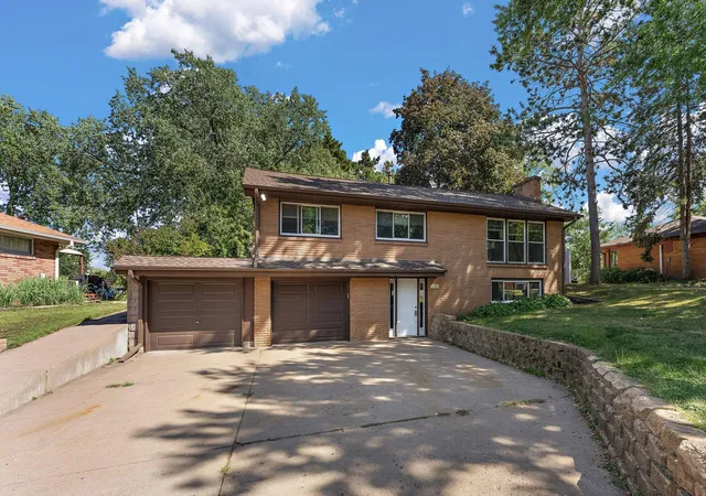 Photo 4 of Single family home for sale at 2624 Bittersweet Ln, Saint Paul, MN 55109 | MLS# 7145286 | Listing updated on 2026-09-19
