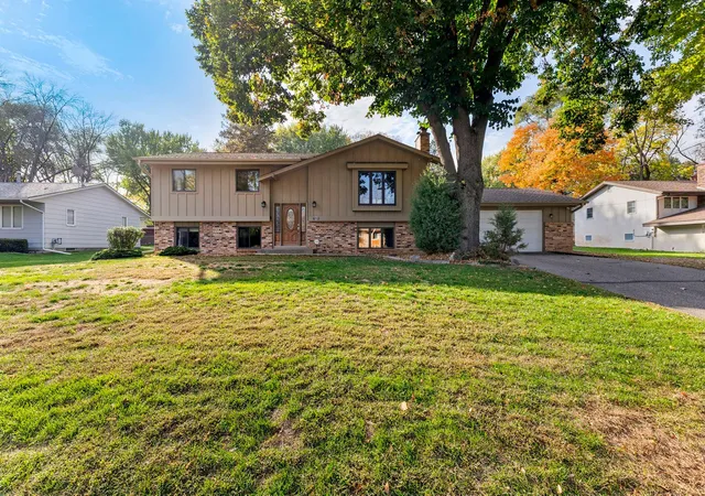 Photo 4 of Single family home for sale at 6733 Willow Ln, Minneapolis, MN 55430 | MLS# 7145312 | Listing updated on 2026-10-19