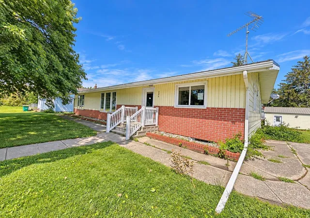 Photo 1 of Single family home for sale at 202 W Main St, Ceylon, MN 56121 | MLS# 7145348 | Listing updated on 2026-09-17