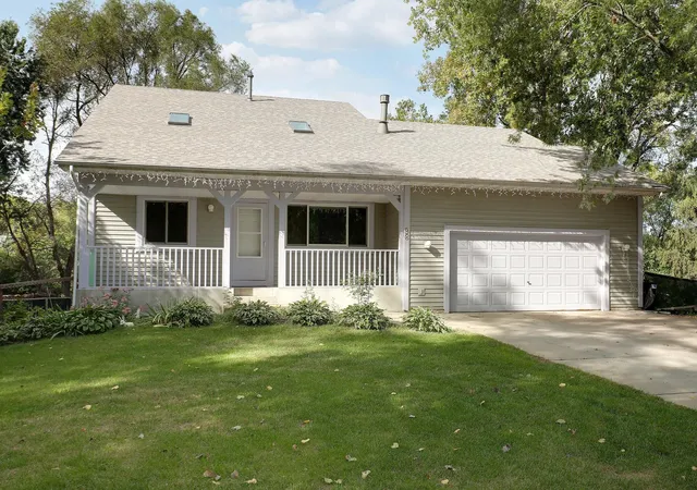 Photo 2 of Single family home for sale at 98 Australian Ave, Saint Paul, MN 55117 | MLS# 7145359 | Listing updated on 2026-09-19