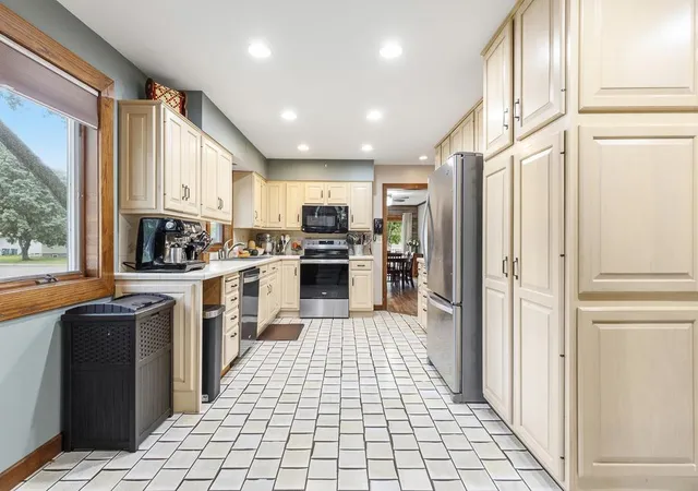 Photo 3 of Single family home for sale at 402 N Minnesota St, Marshall, MN 56258 | MLS# 7145381 | Listing updated on 2026-09-27