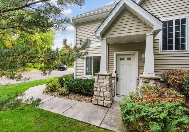 Photo 4 of Single family home for sale at 320 Willoughby Way W, Hopkins, MN 55305 | MLS# 7145451 | Listing updated on 2026-10-05