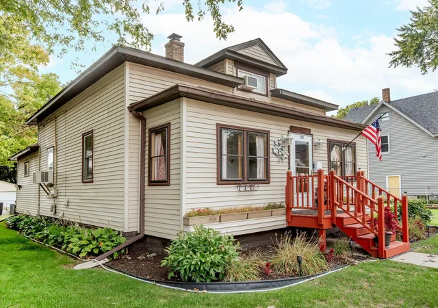 Photo 1 of Single family home for sale at 125 3rd Avenue S, South Saint Paul, MN 55075 | MLS# 7145457 | Listing updated on 2026-10-02