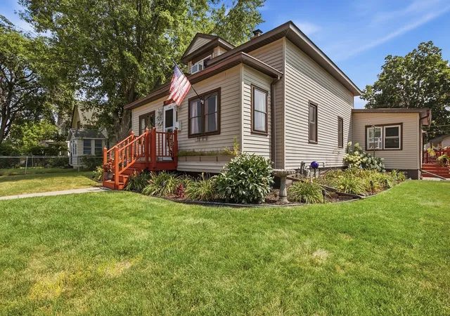 Photo 2 of Single family home for sale at 125 3rd Avenue S, South Saint Paul, MN 55075 | MLS# 7145457 | Listing updated on 2026-09-17