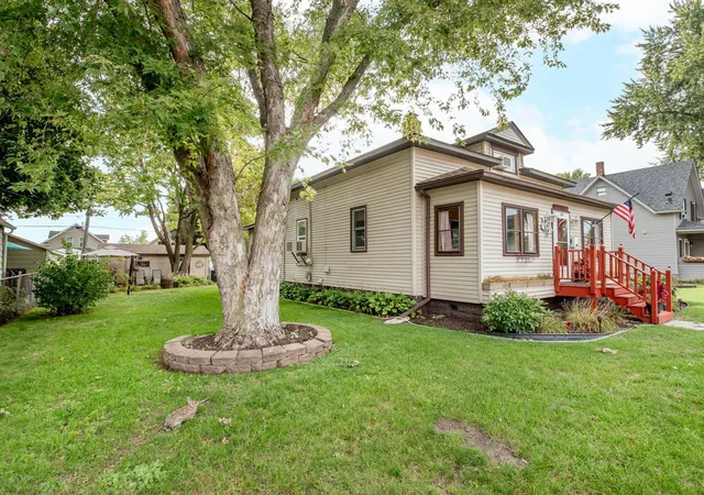 Photo 2 of Single family home for sale at 125 3rd Avenue S, South Saint Paul, MN 55075 | MLS# 7145457 | Listing updated on 2026-10-02