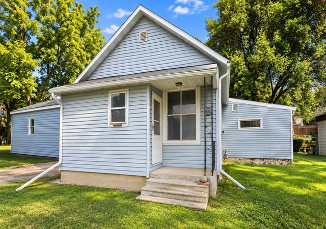 Photo 3 of Single family home for sale at 709 8th Avenue SE, Waseca, MN 56093 | MLS# 7145479 | Listing updated on 2026-09-18