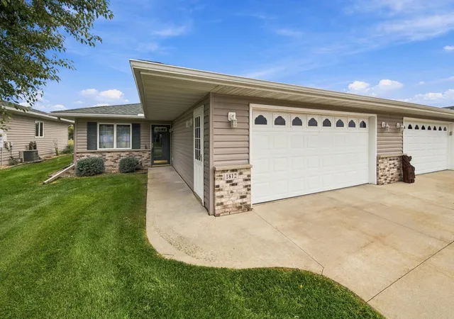 Photo 3 of Single family home for sale at 1812 Clubhouse Dr Ne, Stewartville, MN 55976 | MLS# 7145483 | Listing updated on 2026-09-19