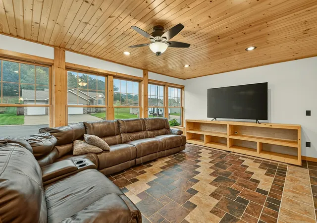 Photo 4 of Single family home for sale at 1594 Amco Dr SE, Chatfield, MN 55923 | MLS# 7145487 | Listing updated on 2026-10-05