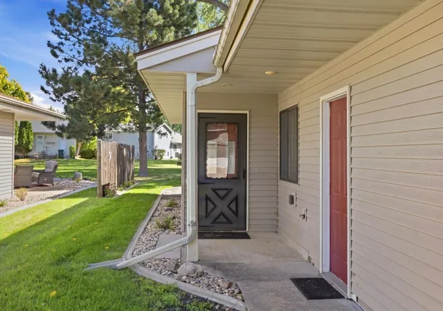 Photo 3 of Single family home for sale at 545 Graham St Sw, Hutchinson, MN 55350 | MLS# 7145503 | Listing updated on 2026-09-21
