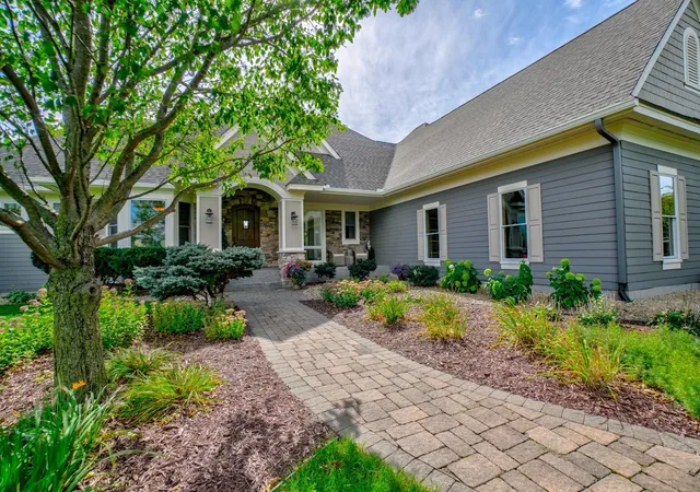 Photo 3 of Single family home for sale at 2928 Jonquil Trl N, Lake Elmo, MN 55042 | MLS# 7145566 | Listing updated on 2026-09-26