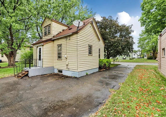 Photo 3 of Sale Pending at 129 7th Avenue NE, Saint Cloud, MN 56304 | MLS# 7145570 | Listing updated on 2026-10-03