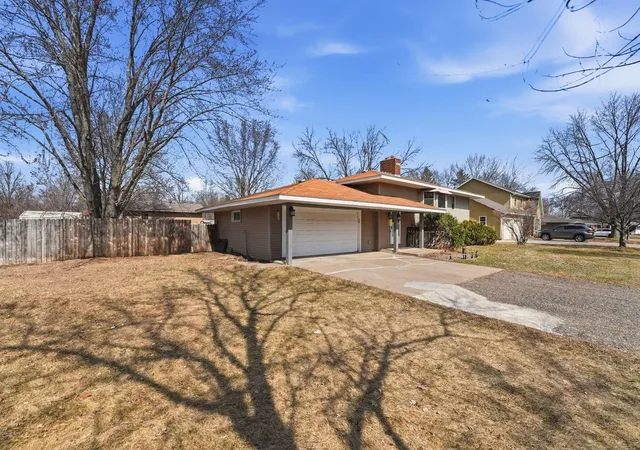 Photo 3 of Single family home for sale at 833 Lewis Pl, Saint Cloud, MN 56301 | MLS# 7145631 | Listing updated on 2026-09-24