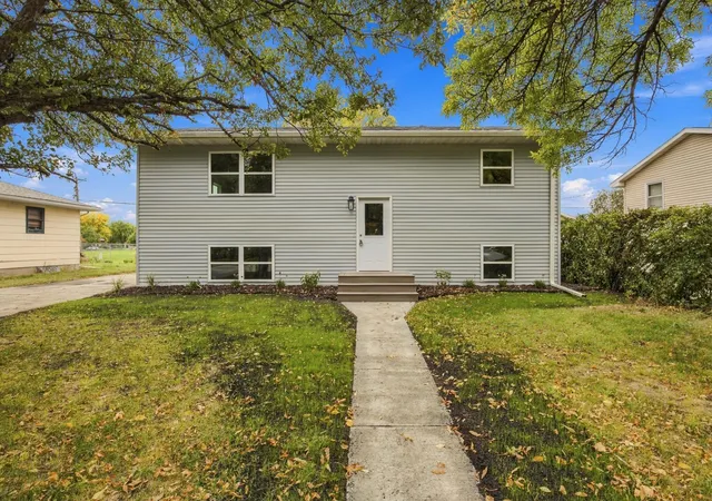 Photo 1 of Single family home for sale at 1729 17th Street S, Fargo, ND 58103 | MLS# 7145672 | Listing updated on 2026-09-28