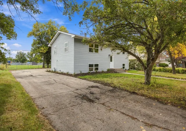 Photo 2 of Single family home for sale at 1729 17th Street S, Fargo, ND 58103 | MLS# 7145672 | Listing updated on 2026-09-28