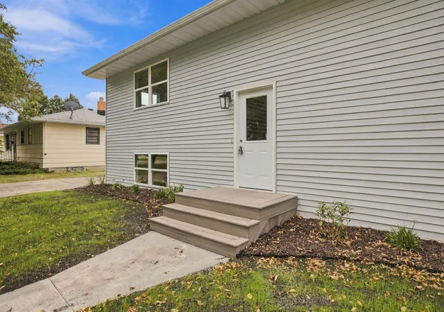 Photo 3 of Single family home for sale at 1729 17th Street S, Fargo, ND 58103 | MLS# 7145672 | Listing updated on 2026-09-28