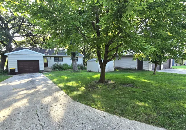Photo 3 of Single family home for sale at 409 W Amber Lake Dr, Fairmont, MN 56031 | MLS# 7145779 | Listing updated on 2026-09-23