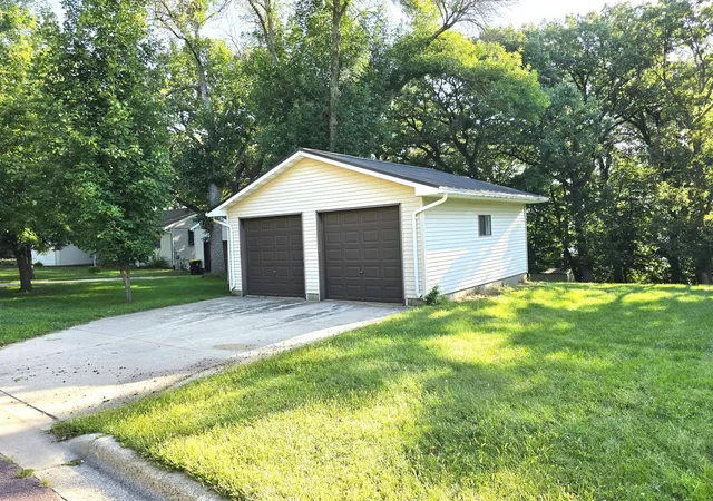 Photo 3 of Single family home for sale at 409 W Amber Lake Dr, Fairmont, MN 56031 | MLS# 7145779 | Listing updated on 2026-09-23