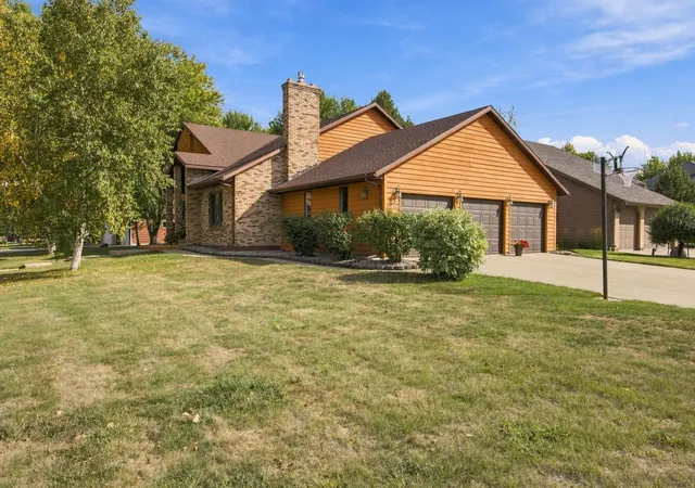 Photo 2 of Single family home for sale at 2802 28th Avenue S, Fargo, ND 58103 | MLS# 7145788 | Listing updated on 2026-09-30