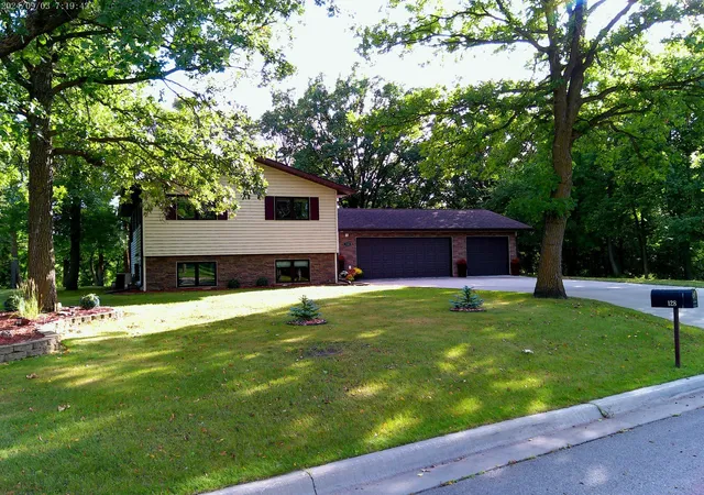 Photo 2 of Single family home for sale at 128 Eastwood Dr, Thief River Falls, MN 56701 | MLS# 7145820 | Listing updated on 2026-09-30
