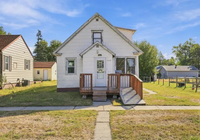Photo 1 of Single family home for sale at 212 10th Street N, Breckenridge, MN 56520 | MLS# 7145872 | Listing updated on 2026-09-18