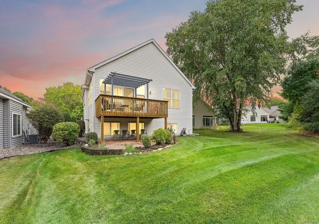 Photo 2 of Single family home for sale at 2643 Oak Ridge Trl, Saint Paul, MN 55125 | MLS# 7145938 | Listing updated on 2026-10-23