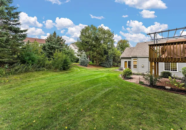 Photo 3 of Single family home for sale at 2643 Oak Ridge Trl, Saint Paul, MN 55125 | MLS# 7145938 | Listing updated on 2026-10-23