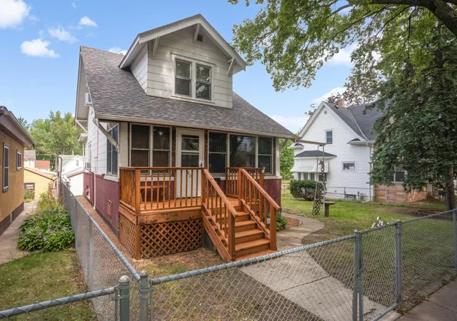 Photo 3 of Single family home for sale at 809 Minnehaha Ave W, Saint Paul, MN 55104 | MLS# 7145944 | Listing updated on 2026-10-01
