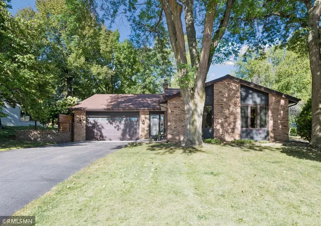 Photo 2 of Single family home for sale at 1549 Skyview Dr, Chaska, MN 55318 | MLS# 7145955 | Listing updated on 2026-09-18
