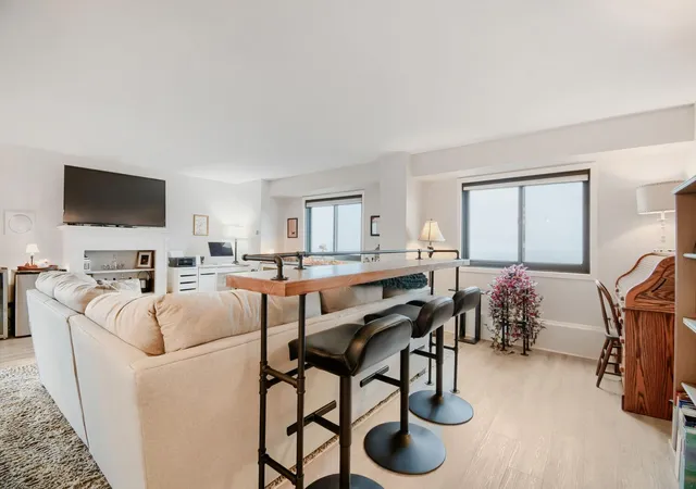 Photo 3 of Condo for sale at 400 Groveland Ave #2313, Minneapolis, MN 55403 | MLS# 7146008 | Listing updated on 2026-09-25