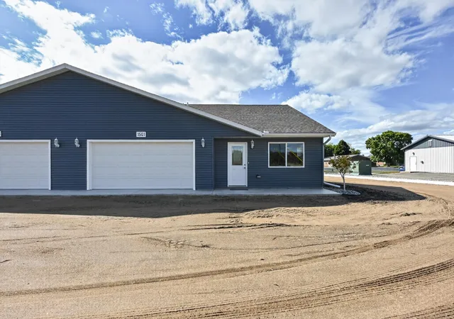 Photo 2 of Single family home for sale at 1501 Nokomis St, Alexandria, MN 56308 | MLS# 7146058 | Listing updated on 2026-10-07