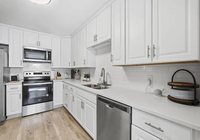 Photo 3 of Single family home for sale at 18385 Creeks Bnd Dr, Minnetonka, MN 55345 | MLS# 7146060 | Listing updated on 2026-10-07