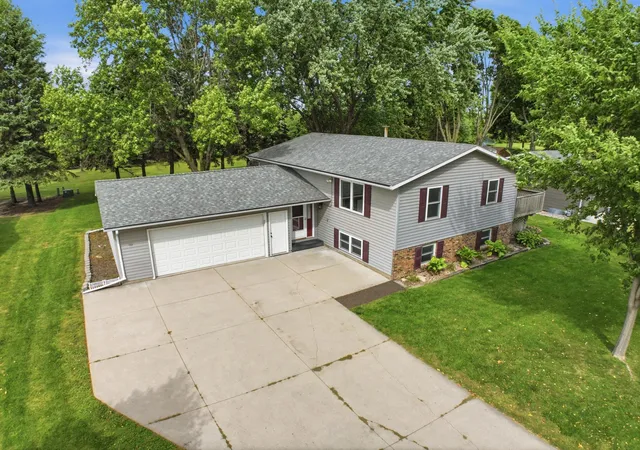 Photo 3 of Single family home for sale at 1412 18th Street SW, Willmar, MN 56201 | MLS# 7146099 | Listing updated on 2026-09-22
