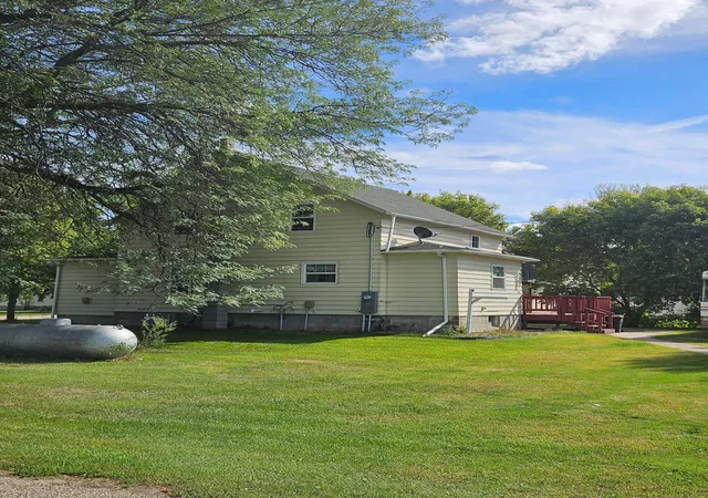Photo 1 of Single family home for sale at 400 S 3rd Street, Fairmount, ND 58030 | MLS# 7146106 | Listing updated on 2026-10-05