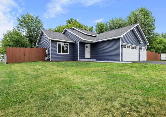 Photo 3 of Single family home for sale at 808 5th Avenue Sw, Isanti, MN 55040 | MLS# 7146113 | Listing updated on 2026-09-20