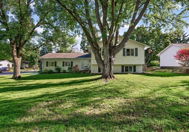 Photo 3 of Single family home for sale at 4270 Victoria St N, Saint Paul, MN 55126 | MLS# 7146117 | Listing updated on 2026-10-10