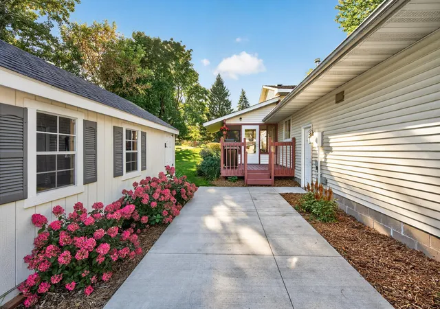 Photo 3 of Single family home for sale at 4270 Victoria St N, Saint Paul, MN 55126 | MLS# 7146117 | Listing updated on 2026-10-10