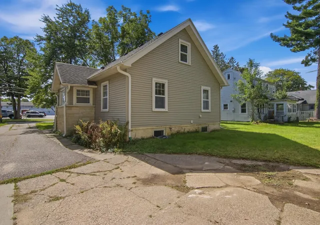 Photo 2 of Single family home for sale at 515 12th Avenue W, Menomonie, WI 54751 | MLS# 7146144 | Listing updated on 2026-09-21
