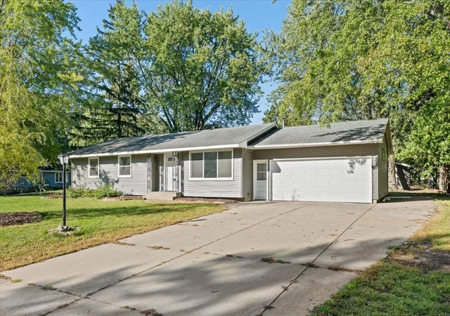 Photo 2 of Single family home for sale at 421 16th Avenue Se, Saint Cloud, MN 56304 | MLS# 7146146 | Listing updated on 2026-10-02