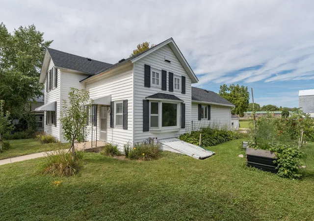 Photo 2 of Single family home for sale at 106 W South St, Janesville, MN 56048 | MLS# 7146210 | Listing updated on 2026-10-09